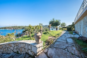 Property grounds - Studio Apartment 'Dolphin Villa 1' with Sea View, Wi-Fi and Air Conditioning (Paxos)