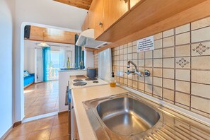 KĂŒhlschrank, Mikrowelle, Ofen, Herdplatte