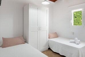 3 bedrooms, iron/ironing board, free WiFi, bed sheets