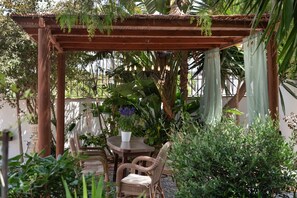 Outdoor dining - Holiday Home 'Susana' with Private Pool, Private Terrace and Wi-Fi (Santa Eulària des Riu)