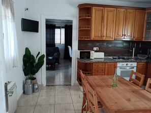 Refrigerador, microondas, horno, placa de cocina