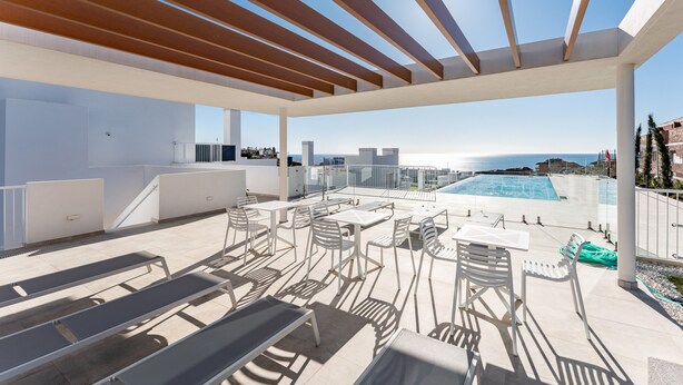 A rooftop terrace with outdoor seating, a pool, and a clear view of the sea. - Apartment 'Middle Views West' with Sea View, Wi-Fi and Air Conditioning (Fuengirola)