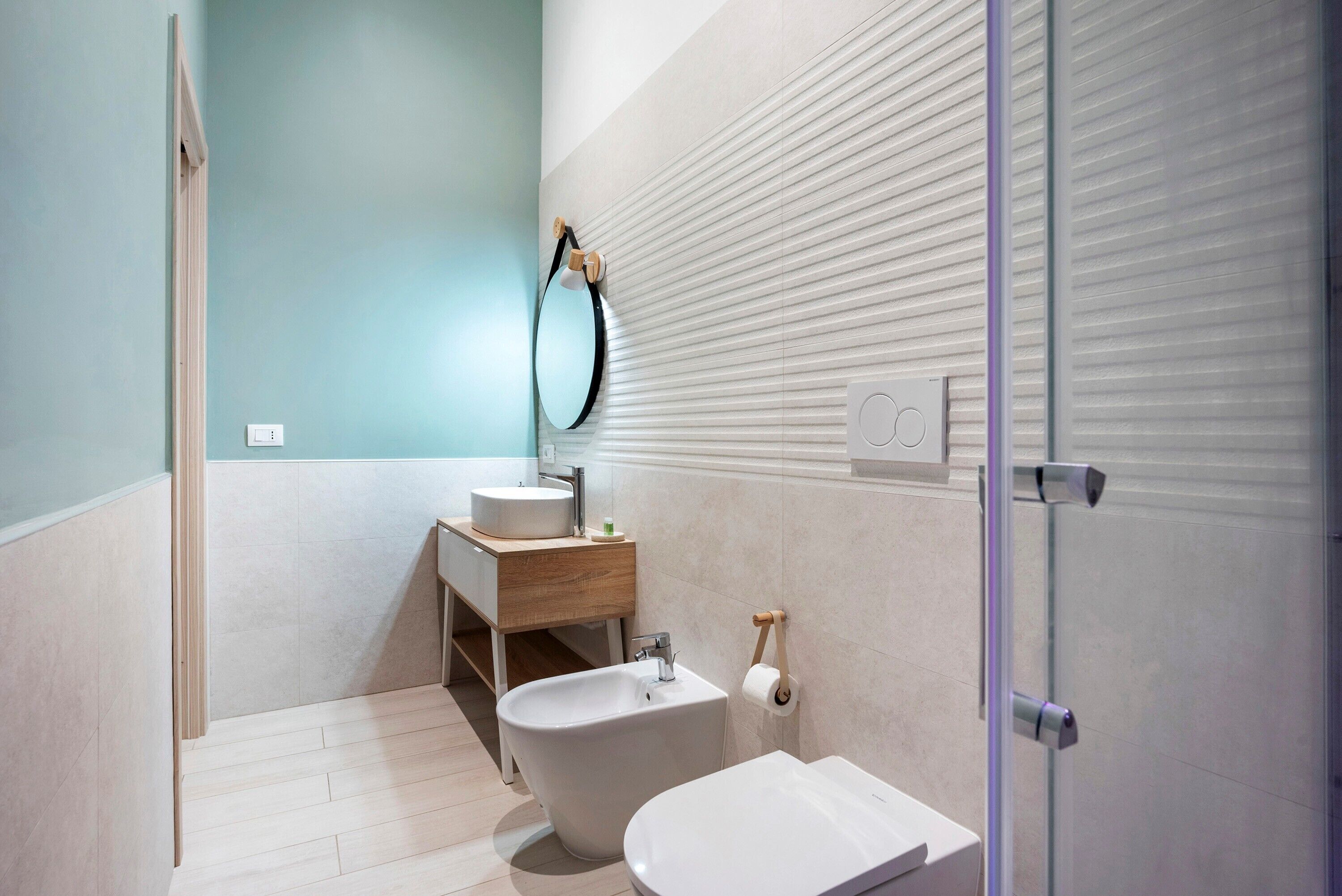 Chuveiro, secador de cabelo, toalhas de banho 