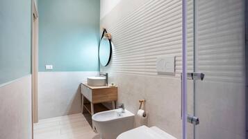 Chuveiro, secador de cabelo, toalhas de banho