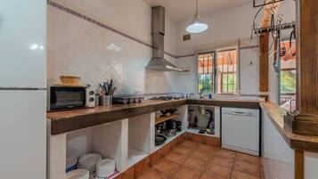 Fridge, microwave, stovetop, dishwasher