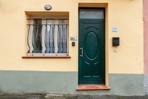 Exterior detail - Apartment 'Casa Angeli - By The River' with Wi-Fi (Lucca)