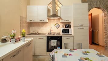 Frigorifero, microonde, forno, piano cottura