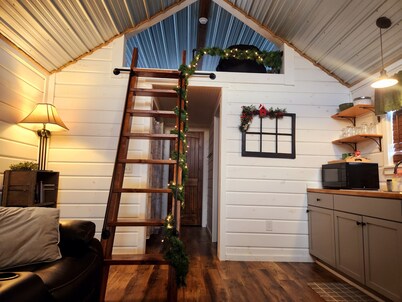 Cabin of Western Skies:  loft, Wi-Fi , and tiny home living-close to OSU