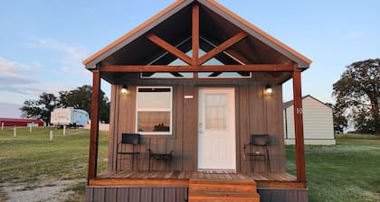 Cabin of Western Skies: loft, Wi-Fi , and tiny home living-close to OSU