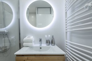 Douche, sèche-cheveux, serviettes fournies