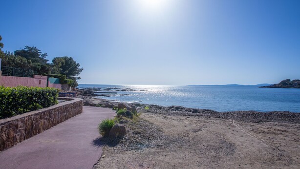A coastal walkway leading to a beach with a clear sky and calm sea. - Apartment 'St Raphael' with Balcony and Wi-Fi (Saint-Raphaël)