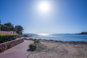 A coastal walkway leading to a beach with a clear sky and calm sea. - Apartment 'St Raphael' with Balcony and Wi-Fi (Saint-Raphaël)