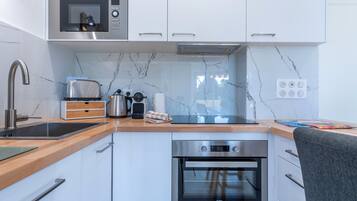 Een koelkast, een microgolfoven, een oven, een kookplaat