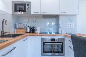 Een koelkast, een magnetron, een oven, een kookplaat
