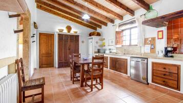 Een koelkast, een microgolfoven, een oven, een vaatwasser