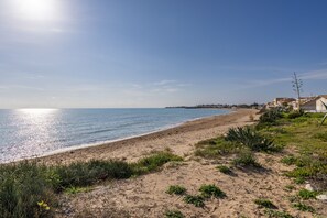 Una spiaggia nelle vicinanze
