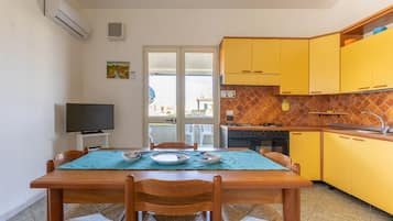 Réfrigérateur, four, plaque de cuisson, cafetiÚre/bouilloire