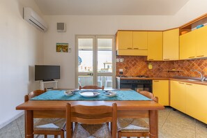 Frigorifero, forno, piano cottura, macchina per tè/caffè