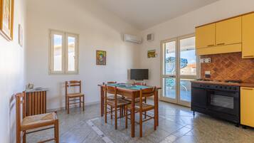 Jääkaappi, uuni, liesi, kahvin-/teenkeitin