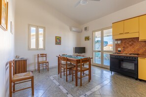 Kylskåp, ugn, spishäll och kaffe- och tebryggare