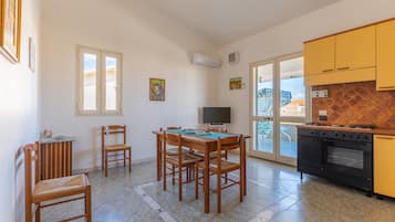Fridge, oven, stovetop, coffee/tea maker
