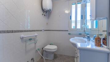 Een douche, een haardroger, handdoeken