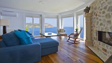 Een televisie en een open haard