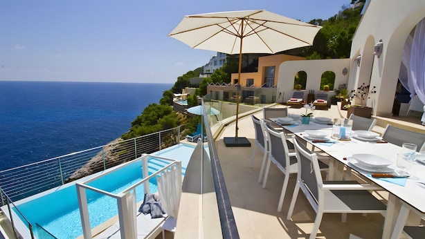 A rooftop terrace with a pool, dining area, and ocean view. - Villa 'Blanca' with Sea View, Wi-Fi and Air Conditioning (Capdepera)