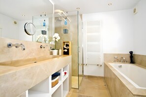 Shower, towels - Villa 'Blanca' with Sea View, Wi-Fi and Air Conditioning (Capdepera)