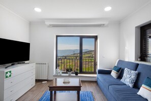 TV - Country House 'Quinta Do Sonho' with Mountain View, Wi-Fi and Air Conditioning (Resende)