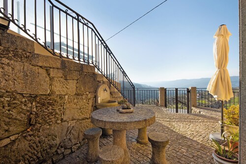 Country House 'Quinta Do Sonho' with Mountain View, Wi-Fi and Air Conditioning