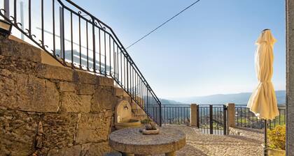 Country House 'Quinta Do Sonho' with Mountain View, Wi-Fi and Air Conditioning
