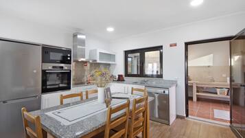 Køleskab, mikrobølgeovn, ovn, kogeplade