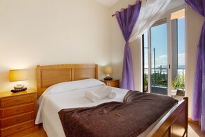 3 slaapkamers, een strijkplank/strijkijzer, gratis wifi, beddengoed