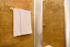 Een douche, een haardroger, handdoeken