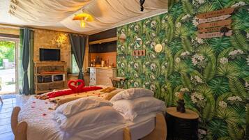 Free WiFi, bed sheets