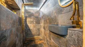 Douche, sĂšche-cheveux, serviettes fournies