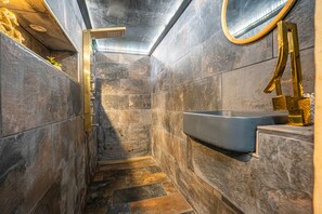 Dusj, hårføner og håndklær