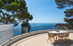 Outdoor dining - Holiday Home 'Blanca' with Sea View, Wi-Fi and Air Conditioning (Provensals)