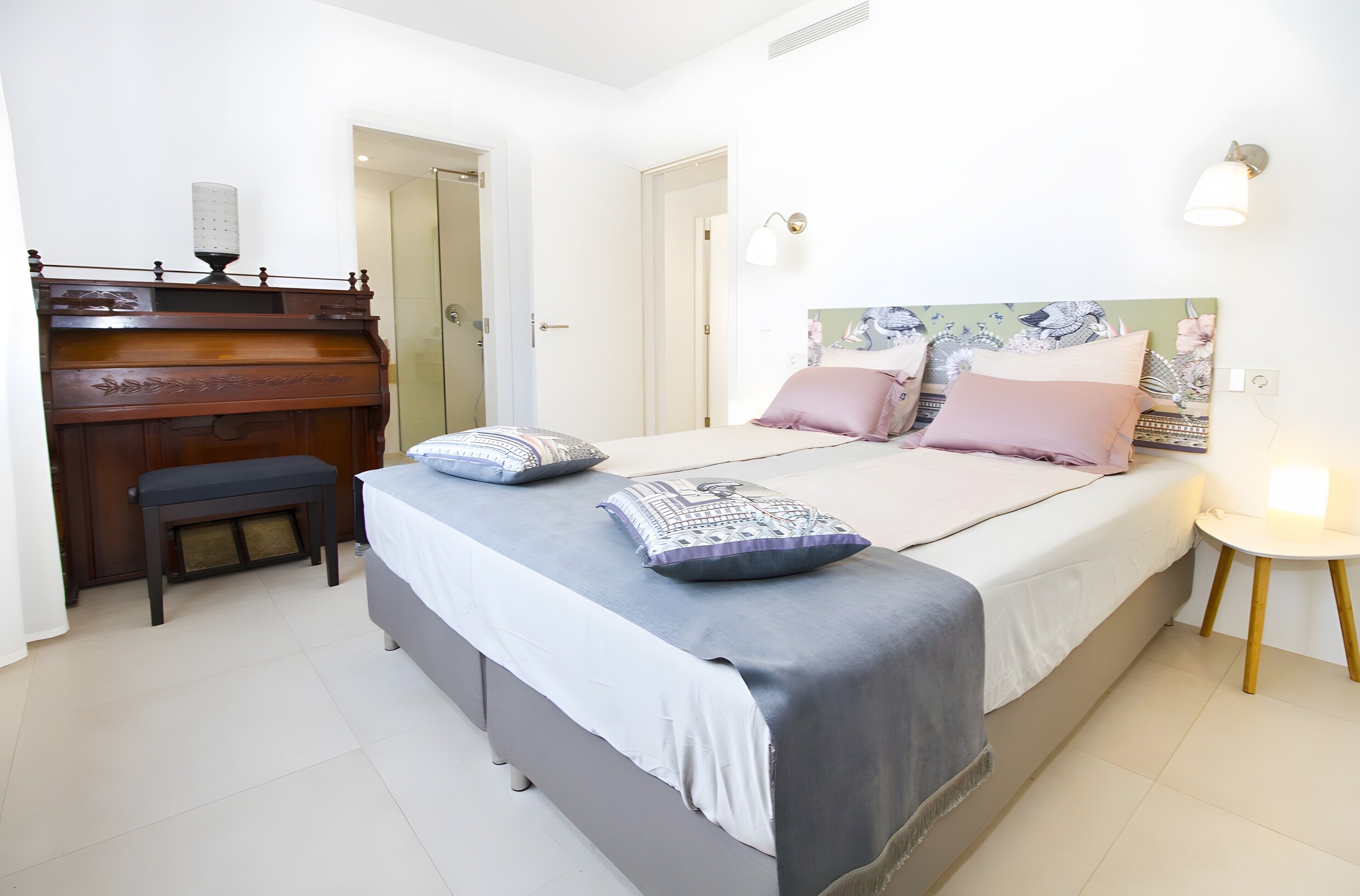 4 bedrooms, iron/ironing board, free WiFi, bed sheets