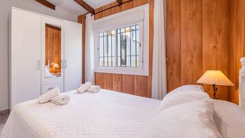 3 bedrooms, iron/ironing board, free WiFi, bed sheets