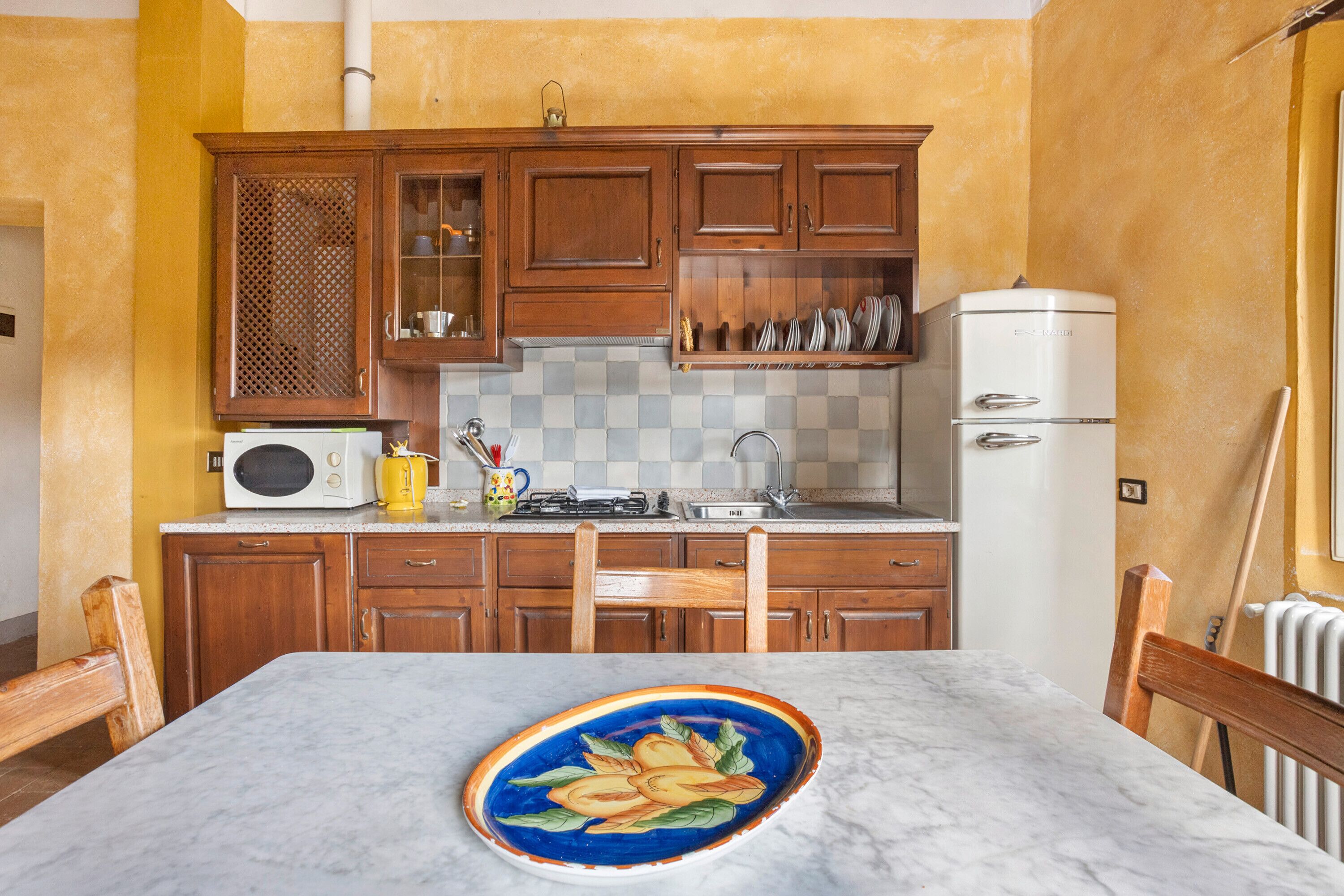 Køleskab, mikrobølgeovn, kogeplade, opvaskemaskine