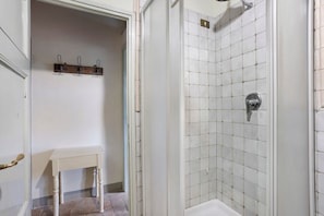 Douche, serviettes fournies