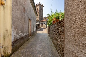 Property grounds - Apartment 'Il Marchese' with Shared Pool and Shared Garden (Massarosa)