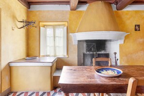 Dining - Apartment 'Il Conte' with Shared Pool and Shared Garden (Massarosa)