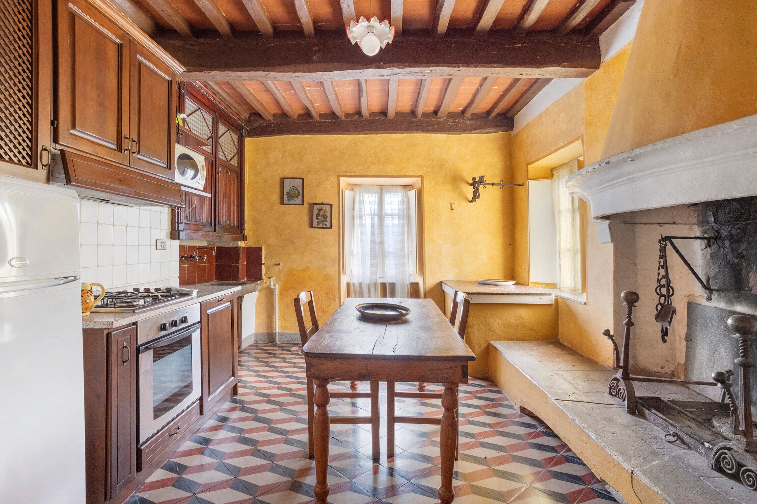 Køleskab, kogeplade, opvaskemaskine, kaffe-/temaskine