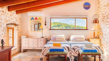 4 makuuhuonetta, silitysrauta/-lauta, ilmainen Wi-Fi, vuodevaatteet