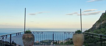 Villa 'Storica Taormina' with Sea View, Wi-Fi and Air Conditioning