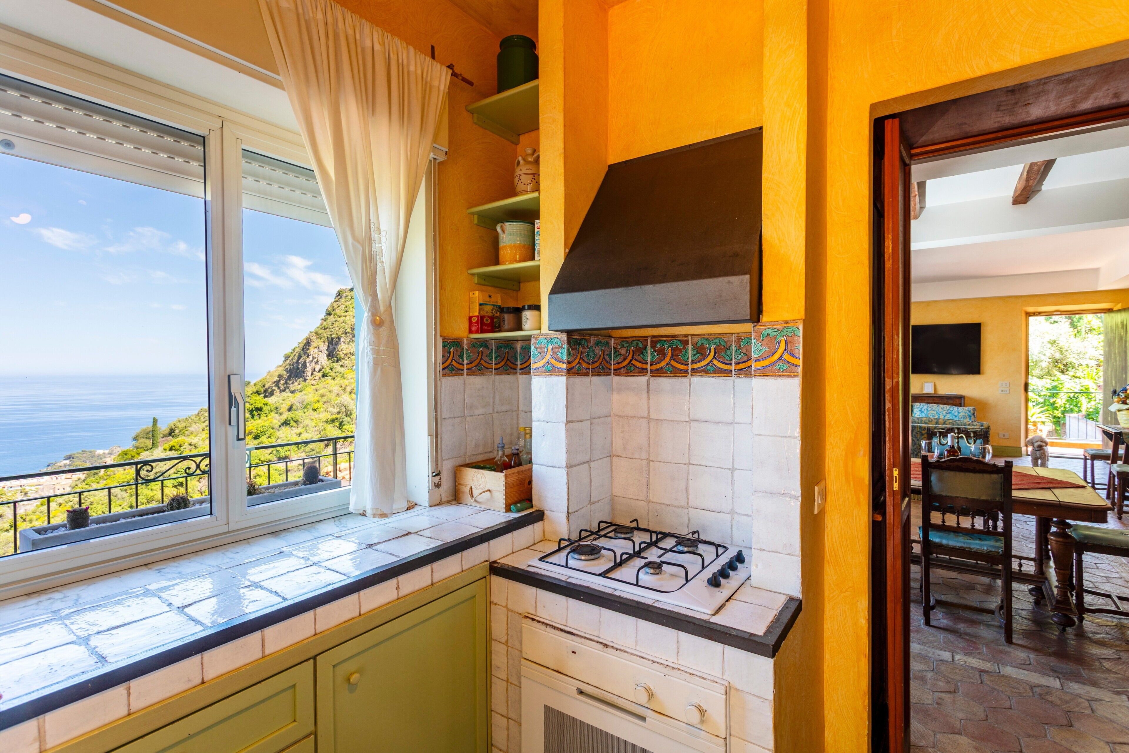 Kühlschrank, Ofen, Wasserkocher mit Kaffee-/Teezubehör