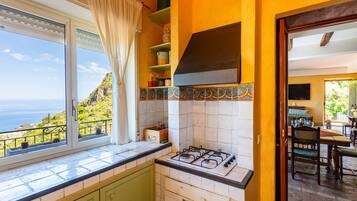 Kühlschrank, Ofen, Wasserkocher mit Kaffee-/Teezubehör